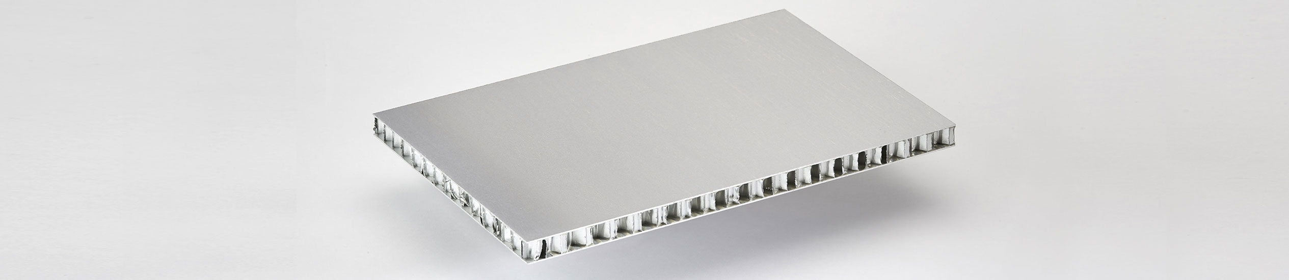 COMPOCEL® AL FR​ is a sandwich panel bonded with aluminium face material and with a core in aluminium honeycomb. It offers high mechanical properties and good